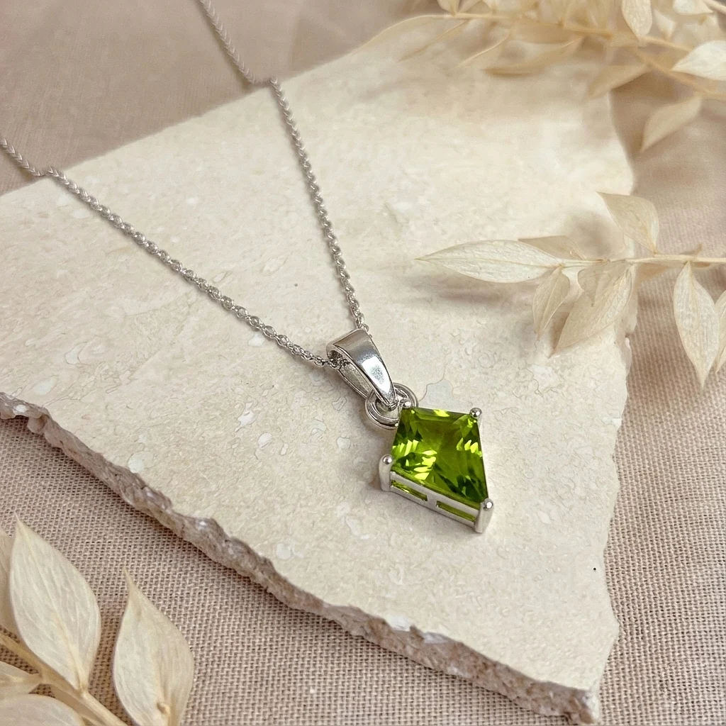 Peridot Kite Solitaire Pendant Necklace in 925 Sterling Silver 1.4ct - Image 3